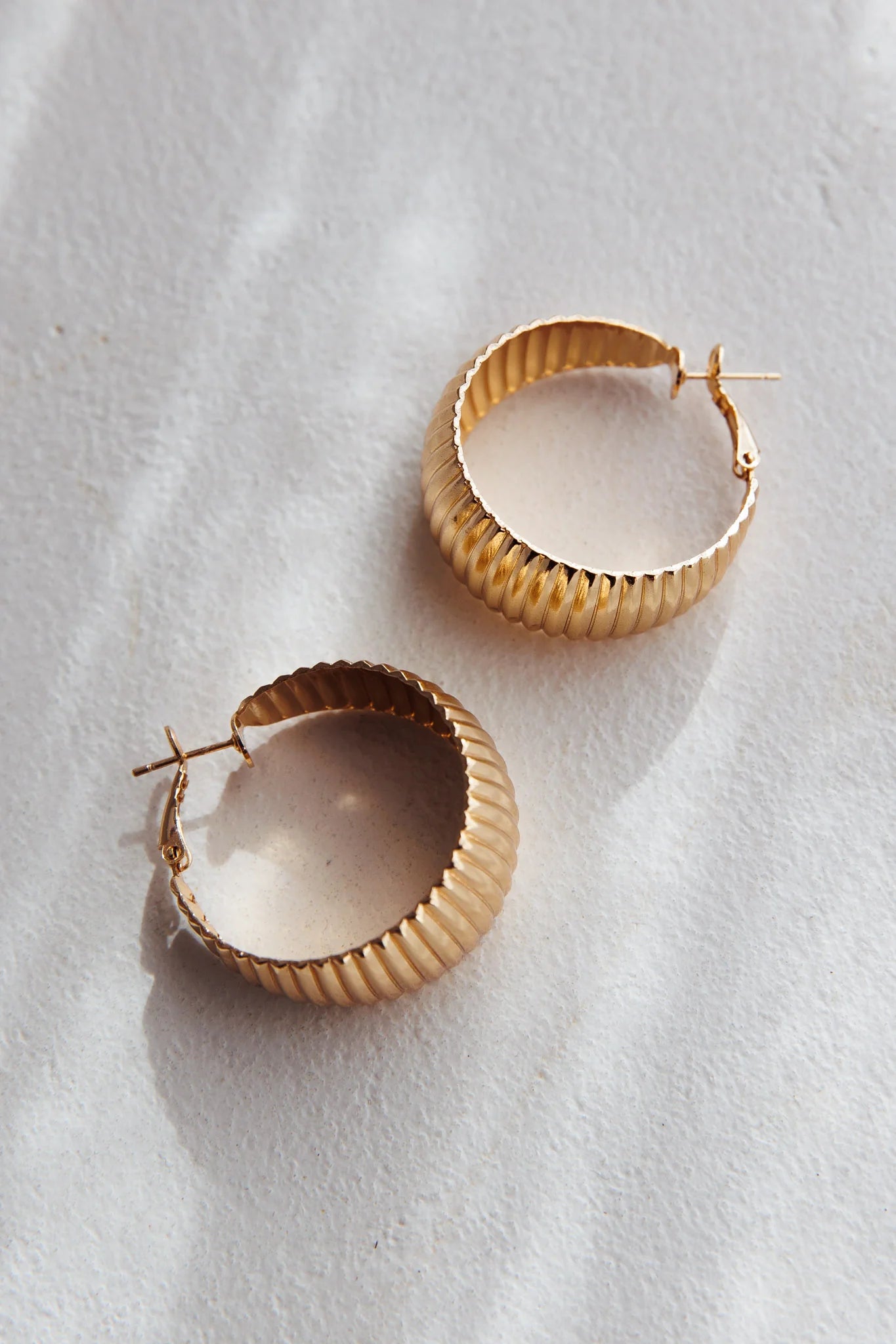 Laureen Ribbed Hoop Earrings Gold